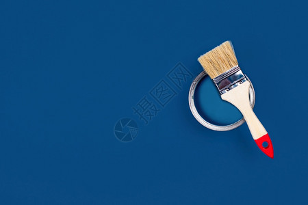 蓝色古背景上面有油漆罐和刷子平底顶视图用油漆罐和刷子复制蓝色背景以及涂漆罐和刷子家屋黄色的图片