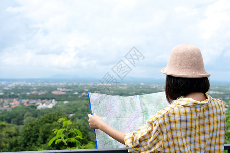 后退在户外自然背景旅行春季暑假概念本Z等时持有的年轻幼少女旅行者背面的年轻女旅行者冒险亚洲人图片