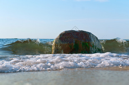 悬崖海浪击中岸在岩石上破碎海浪在岸岩石上破碎海浪撞击岸线日落图片