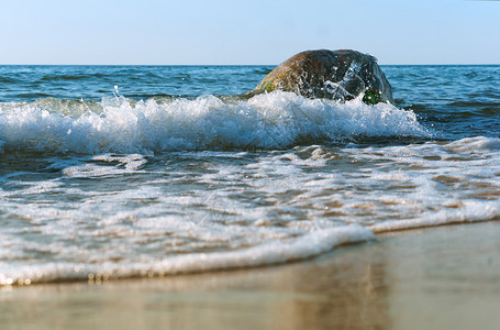 海浪击中岸在岩石上破碎海浪在岸岩石上破碎海浪撞击岸波溅沿图片