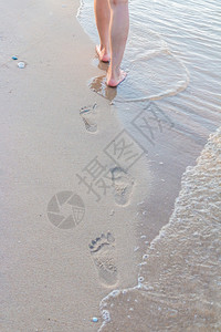 孤单女孩在沙滩上行走图片