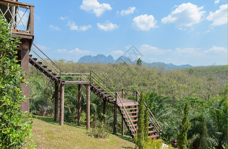 热带乡村的蓝色美丽高山风景有通往房子的楼梯图片