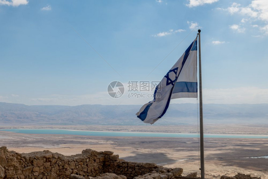 约旦海岸以死为背景的色列从马萨达看到在死海的伊斯雷尔旗图片