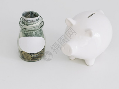 白猪银行打开硬币罐白背景经济订金颜色图片