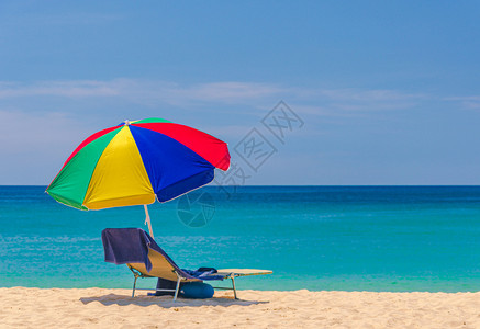采取海滩和床明蓝帆布伞和美丽的酒店水图片
