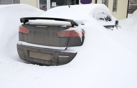 寒冷的外部降雪极端情况下雪的汽车欧洲乌克兰铲图片