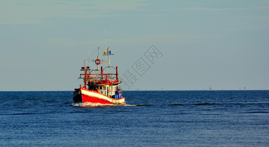 夏天热的一艘海蓝空背景的渔民船海岸图片