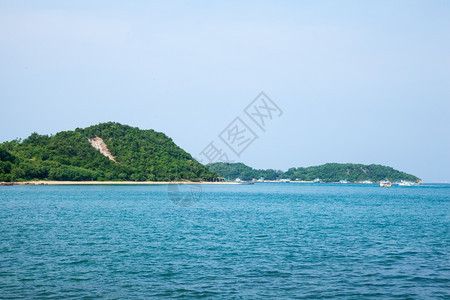 夏天岩石PattayaKohLarn树的海滩景点覆盖KohLarn山脉放松图片