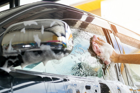 汽车服务人员用海绵洗车和的辆清汽详细说明和变卖概念清除干净的细化图片