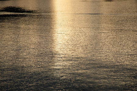 辉光夜晚的河流太阳和水中有一种孤独感晚上图片