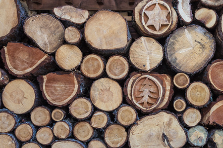圆圈质地堆叠的木桩与美丽装饰树干背景的横截面与美丽木装饰桩与树干背景的横截面图片