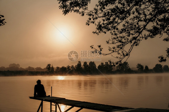 海岸旅游阳光清晨日落时在木制码头的休眠女郎在荷兰山林堡的马斯河上与树雾和浓相伴月光女孩在荷兰河玛斯上的木制码头日出图片