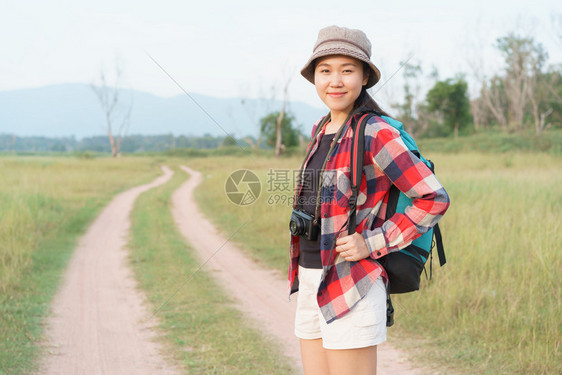 假期亚洲旅游妇女自然的山地观一个年轻女孩正在旅行暑假度李愉快图片