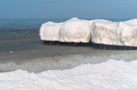 金属海洋防波堤上的积雪海中防波堤上结冰海防波堤结冰防波堤上的积雪季节图片