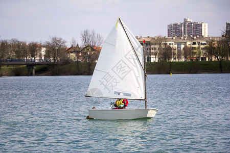 有风在阳光明媚的一天在湖上航行的小船水手一种图片