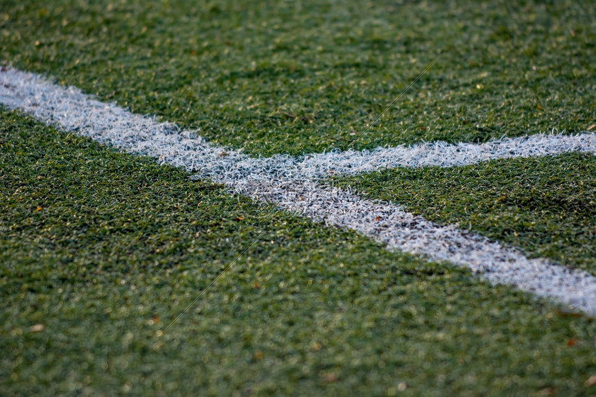 地面游戏天绿色足球场上的线条图片