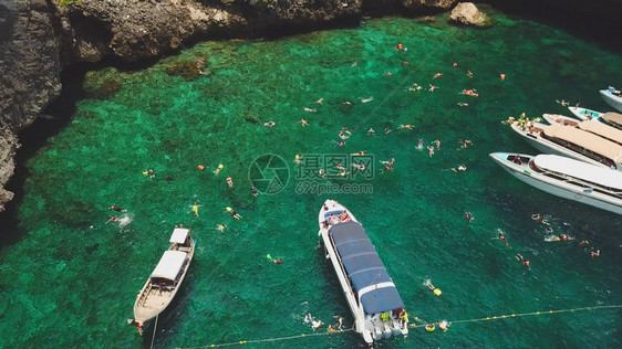旅行游客在海洋上潜行的空中观景泰国旅游图片
