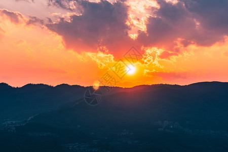 山上美丽的阳光照耀着晚上风景优美丰富多彩的图片