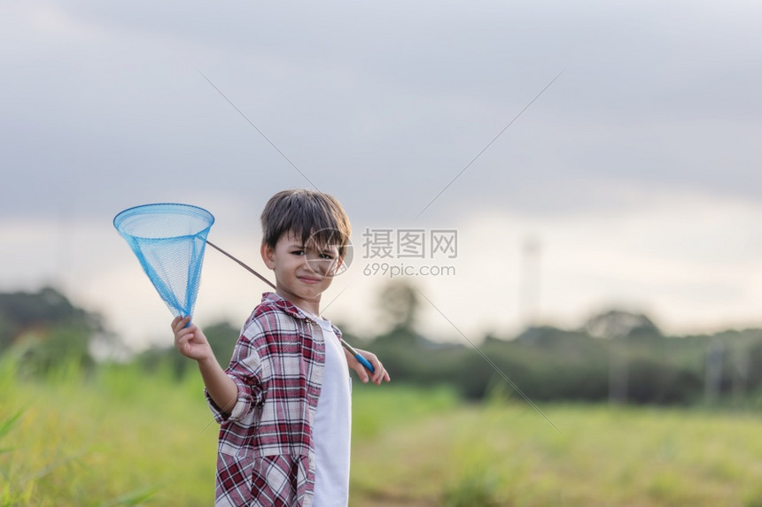 夏天在户外玩耍的孩子图片