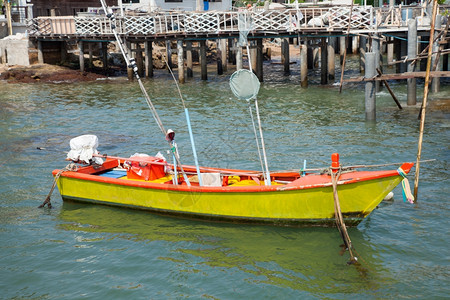 小型渔船在沿海停泊的小型渔船供民捕鱼的小船运输场景力量图片