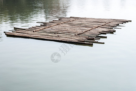 老竹筏清晨漂浮在湖面上荒野放松吸引力图片