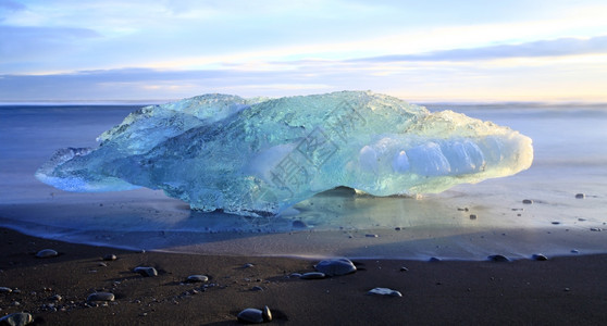 日落旅游冰山从融化的约库萨龙冰川湖南原冲上海滩自然图片