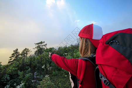 水孩子女穿着红衬衫的妇女正在观看风景图片