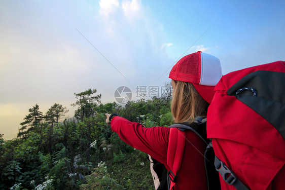 水孩子女穿着红衬衫的妇女正在观看风景图片