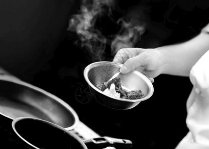 服务酱炙烤厨师准备食物饭厨房师烹饪餐盘装饰缝纫图片