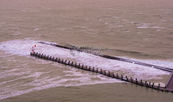 平台荷兰泽海浪高涨的野外风浪大的狂欢小灯塔和风景等级图片