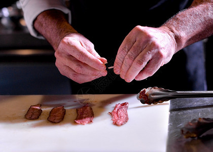 煮熟的工具厨师准备食物饭厨房师烹饪餐盘装饰缝纫炙烤图片