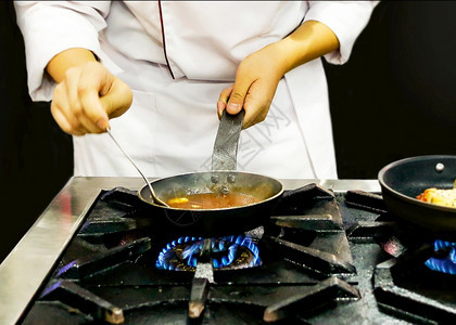 厨师准备食物饭厨房师烹饪餐盘装饰缝纫子酱服务图片