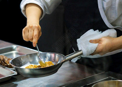 肉厨师准备食物饭厨房师烹饪餐盘装饰缝纫新鲜的美食图片