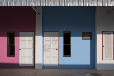 前门和储货舱表面的阳光和阴影蓝色粉公寓内有遮光罩框架棚材料图片