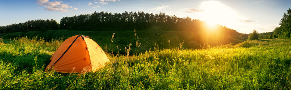 冒险积极的山中橙色帐篷在绿的草地上全景夏季观隐私旅行和自由的概念在山上绿色草地橙帐篷爬坡道图片