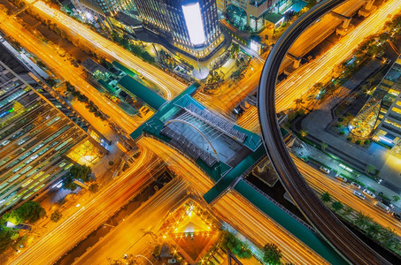 蓝色的城市鸟眼观察商业区夜交通现代大楼的景象夜交通Skytrain车站ChongNonsi曼谷桥图片