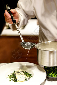 服务肉汤厨师烹饪准备食物在房装饰菜盘图片