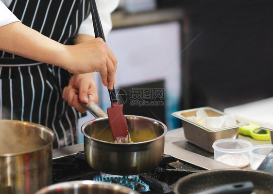 可口厨师烹饪准备食物在房装饰菜盘炙烤平底锅图片