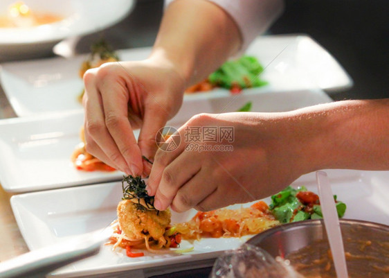 厨师烹饪准备食物在房装饰菜盘工具一顿饭手图片