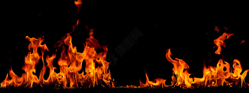 在黑色背景的火焰中燃烧红色热火花升起橙发光的飞行颗粒危险篝火黄色的图片