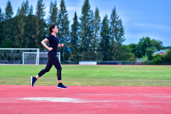 训练运动跑步女在阳光下慢跑或晚上步女士慢或锻炼女步者或孩人们图片