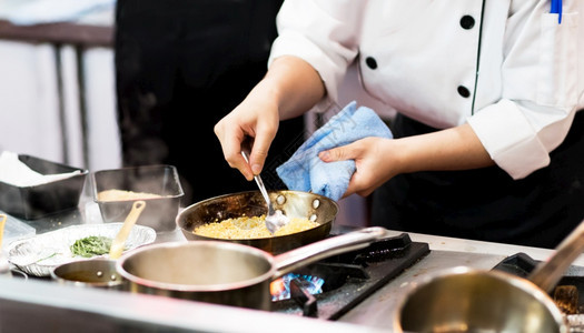 美食新鲜的厨师在房做饭师准备食物平底锅图片