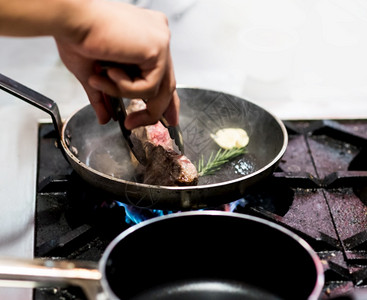 厨师在房做饭师准备食物油炸酱精加工图片