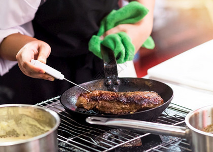 盘子刀厨师在房做饭师准备食物汤图片