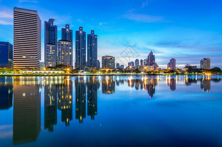 风景优美旅行蓝色的曼谷市风景Twiright的现代建筑图片