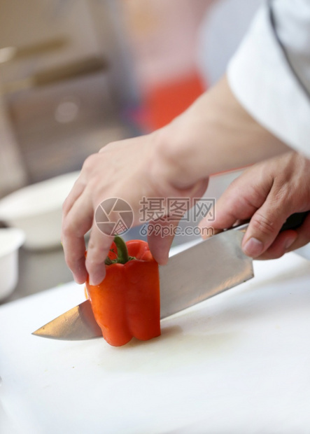 专业的盘子主厨烹饪在房准备食物主厨装饰菜盘特餐蔬图片