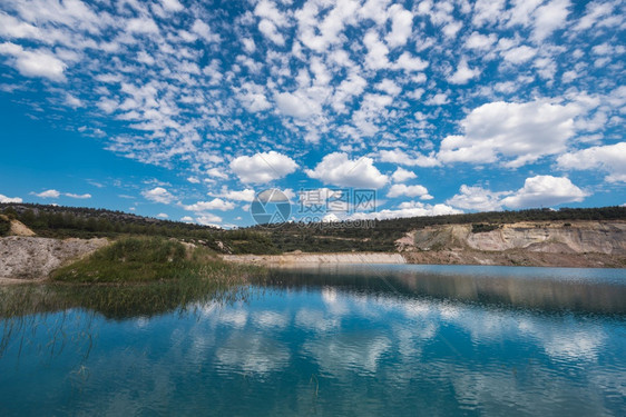 西班牙Guadalajara的一个露天矿井中的松石湖坑破坏土地图片