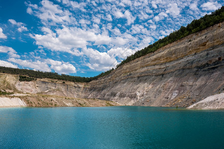 西班牙Guadalajara的一个露天矿井中的松石湖黄色自然挖掘图片