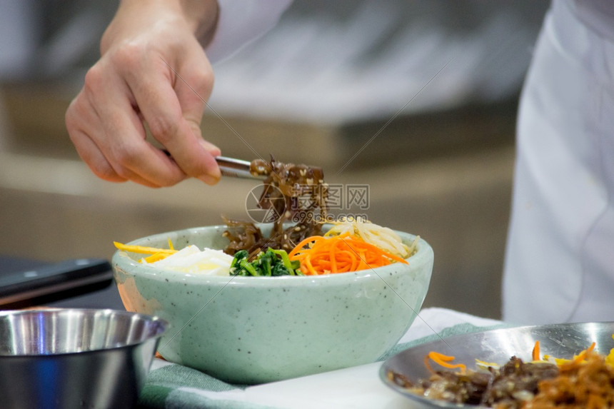 白色的蔬菜Bibimbip朝鲜食品厨师准备物膳厨房烹饪美图片