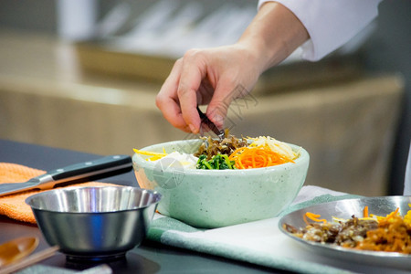 肉拌饭白色的Bibimbip朝鲜食品厨师准备物膳厨房烹饪图片